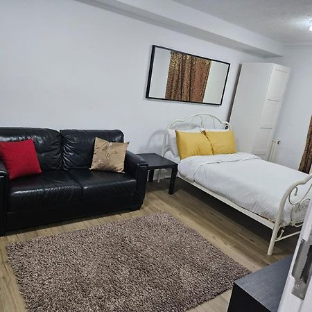 Charming 3-Bedroom Retreat With Modern Comforts South Ockendon Exteriér fotografie