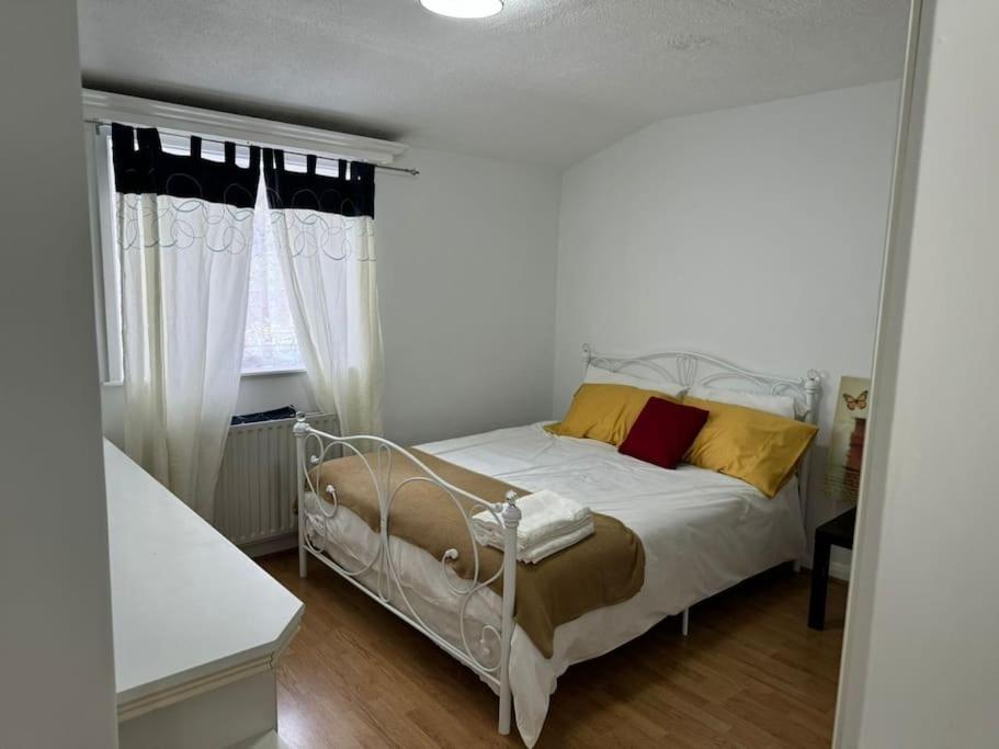 Charming 3-Bedroom Retreat With Modern Comforts South Ockendon Exteriér fotografie