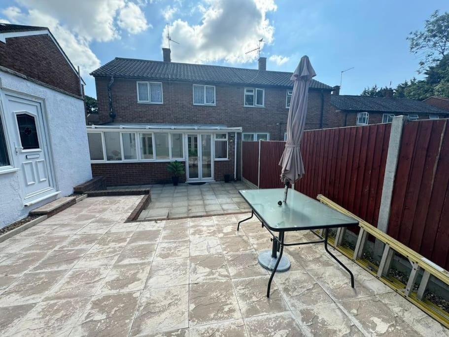 Charming 3-Bedroom Retreat With Modern Comforts South Ockendon Exteriér fotografie