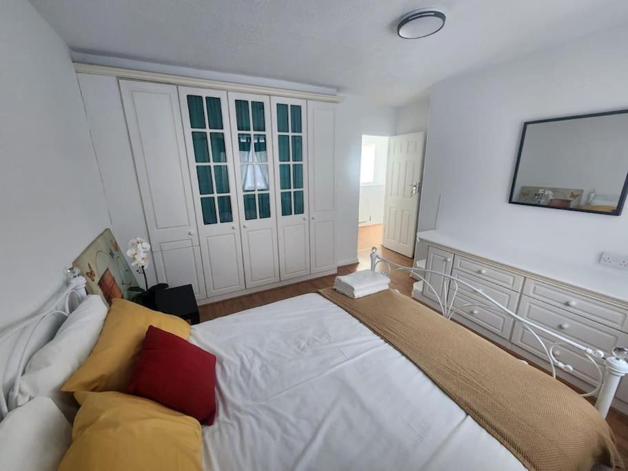 Charming 3-Bedroom Retreat With Modern Comforts South Ockendon Exteriér fotografie