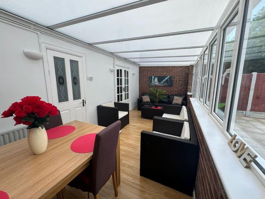 Charming 3-Bedroom Retreat With Modern Comforts South Ockendon Exteriér fotografie