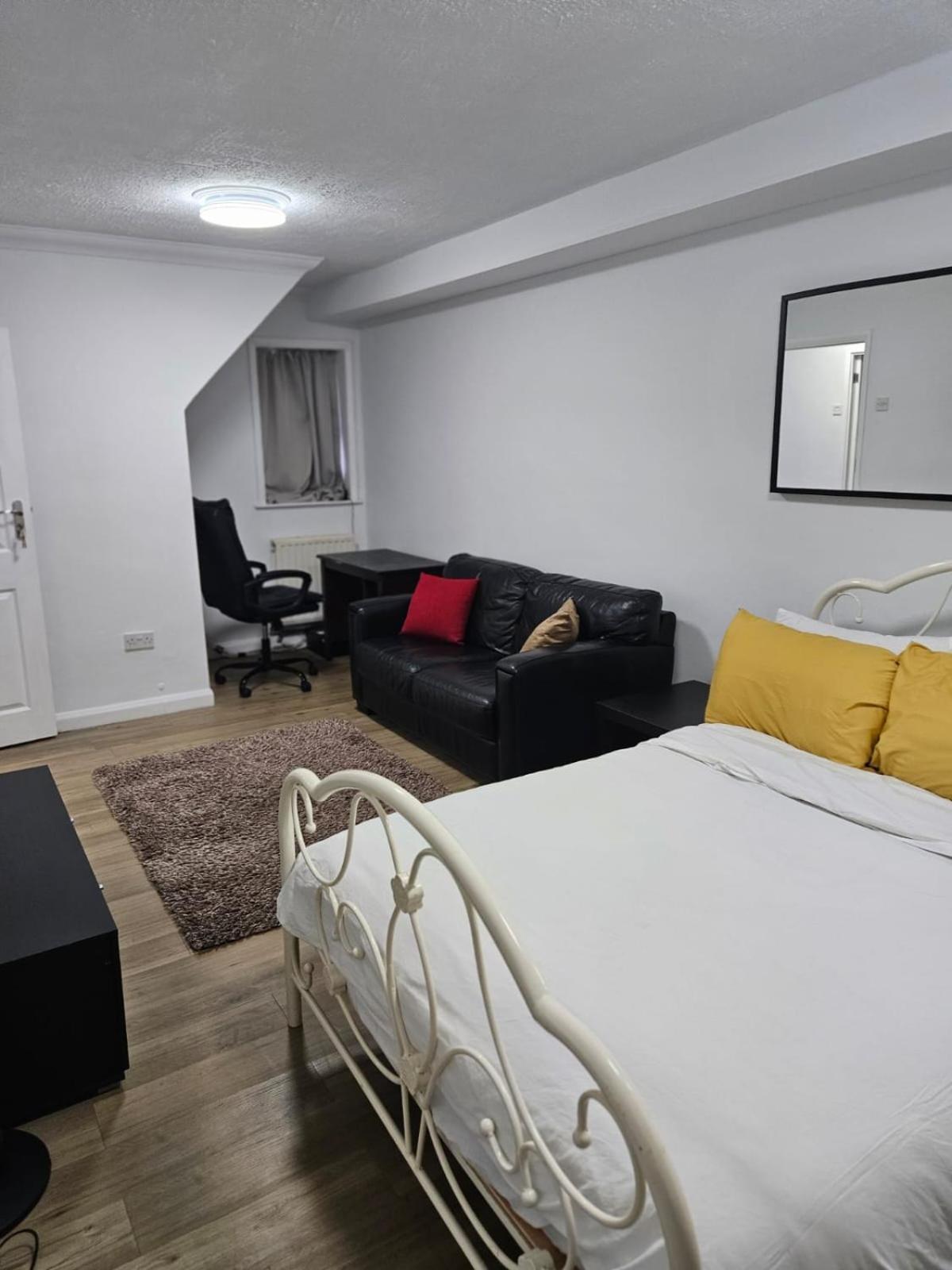 Charming 3-Bedroom Retreat With Modern Comforts South Ockendon Exteriér fotografie
