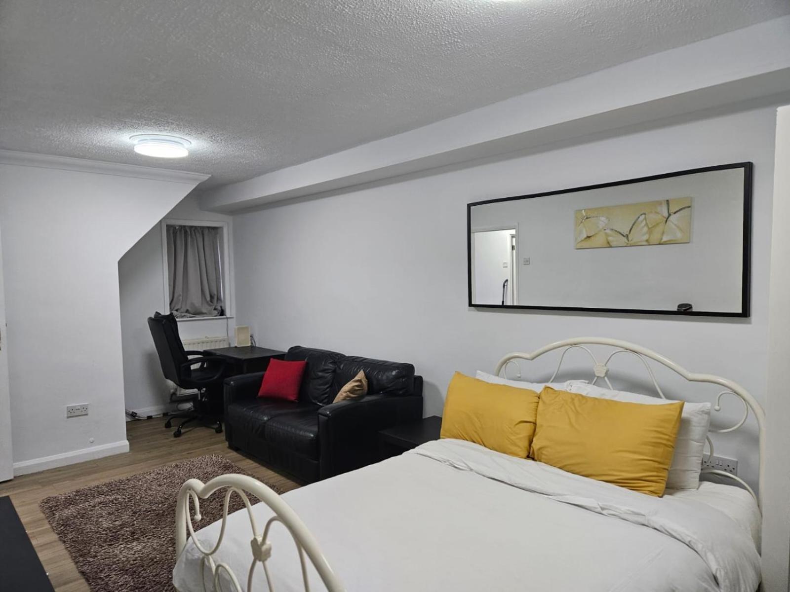 Charming 3-Bedroom Retreat With Modern Comforts South Ockendon Exteriér fotografie